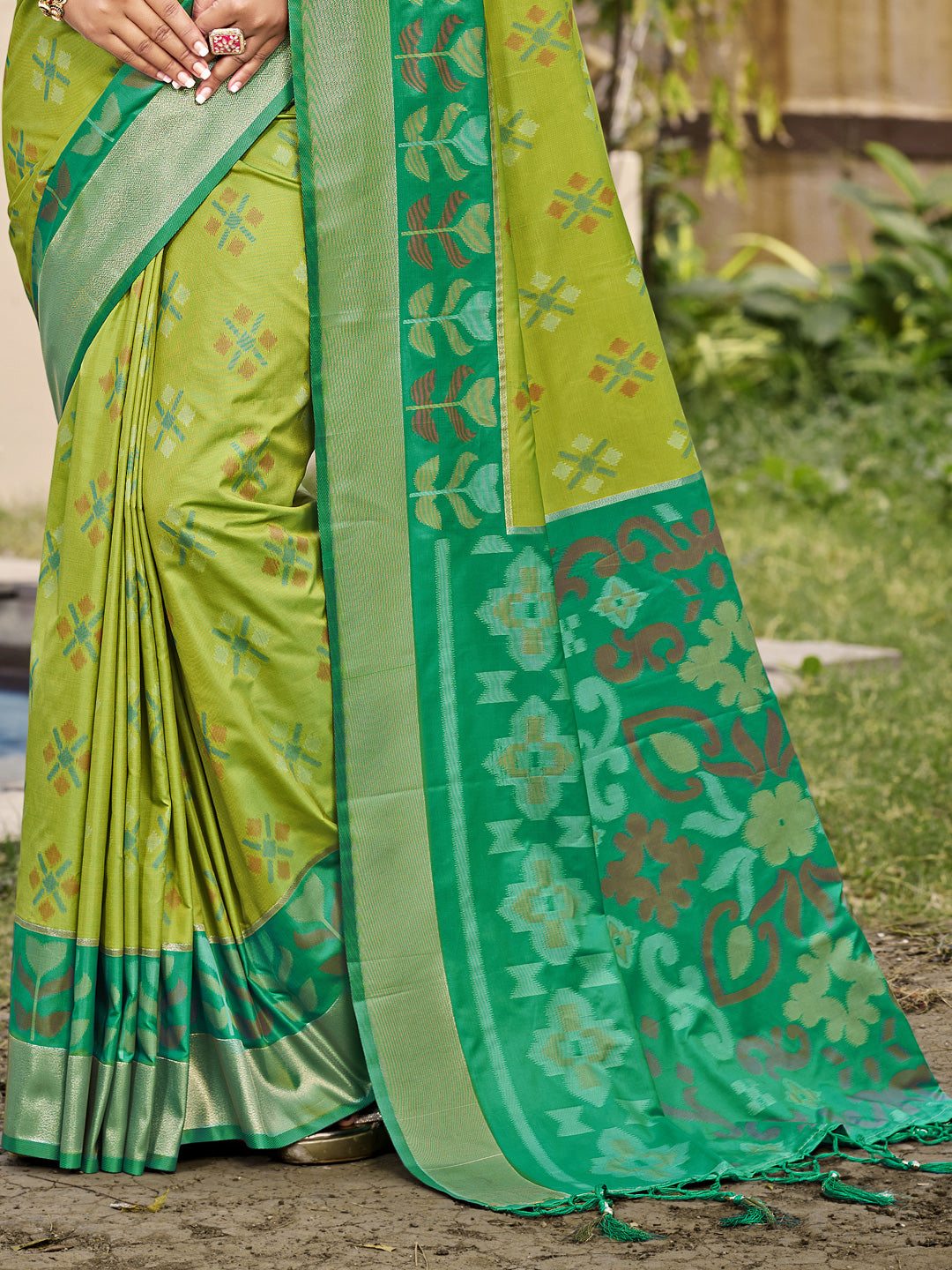 Sutriti Exquisite Light Green & Green Pochampalli Soft Silk Saree with Grand Ikat Woven Pallu – Perfect for Weddings, Festivals & Traditional Celebrations