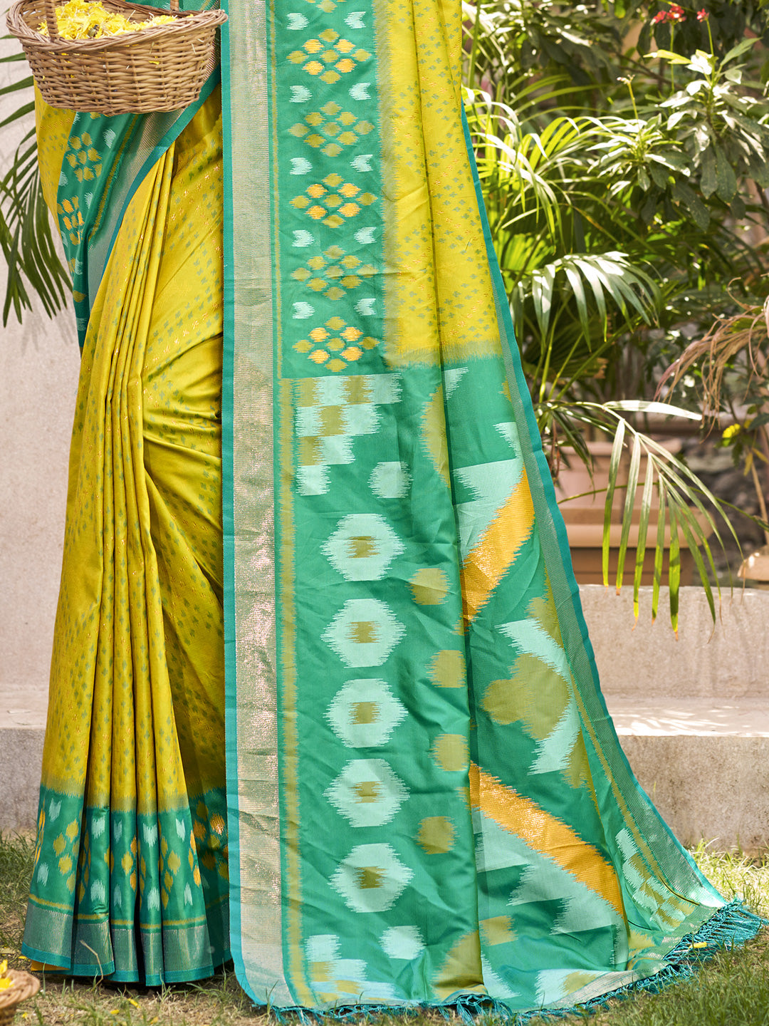 Sutriti Mustard Yellow & Green Pochampalli Soft Silk Saree with Traditional Ikat Woven Pallu – Perfect for Festive Celebrations & Wedding Occasions