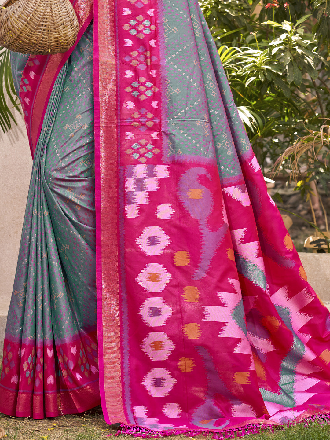 Sutriti Grey & Magenta Pochampalli Soft Silk Saree with Traditional Ikat Woven Pallu – Perfect for Festive Celebrations & Wedding Occasions