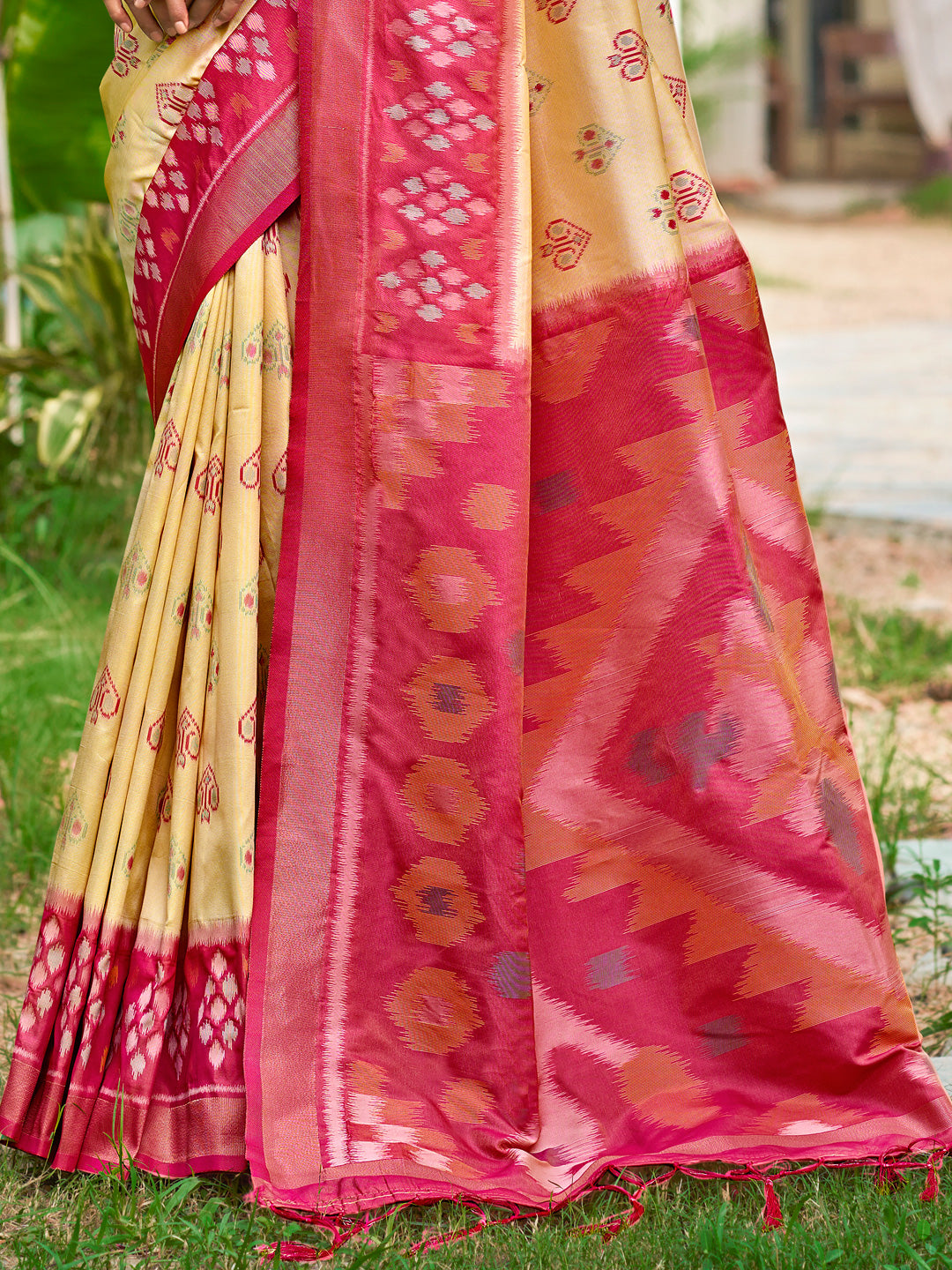 Sutriti Cream Pochampalli Silk Saree | Elegant Traditional Wedding & Festive Wear Saree