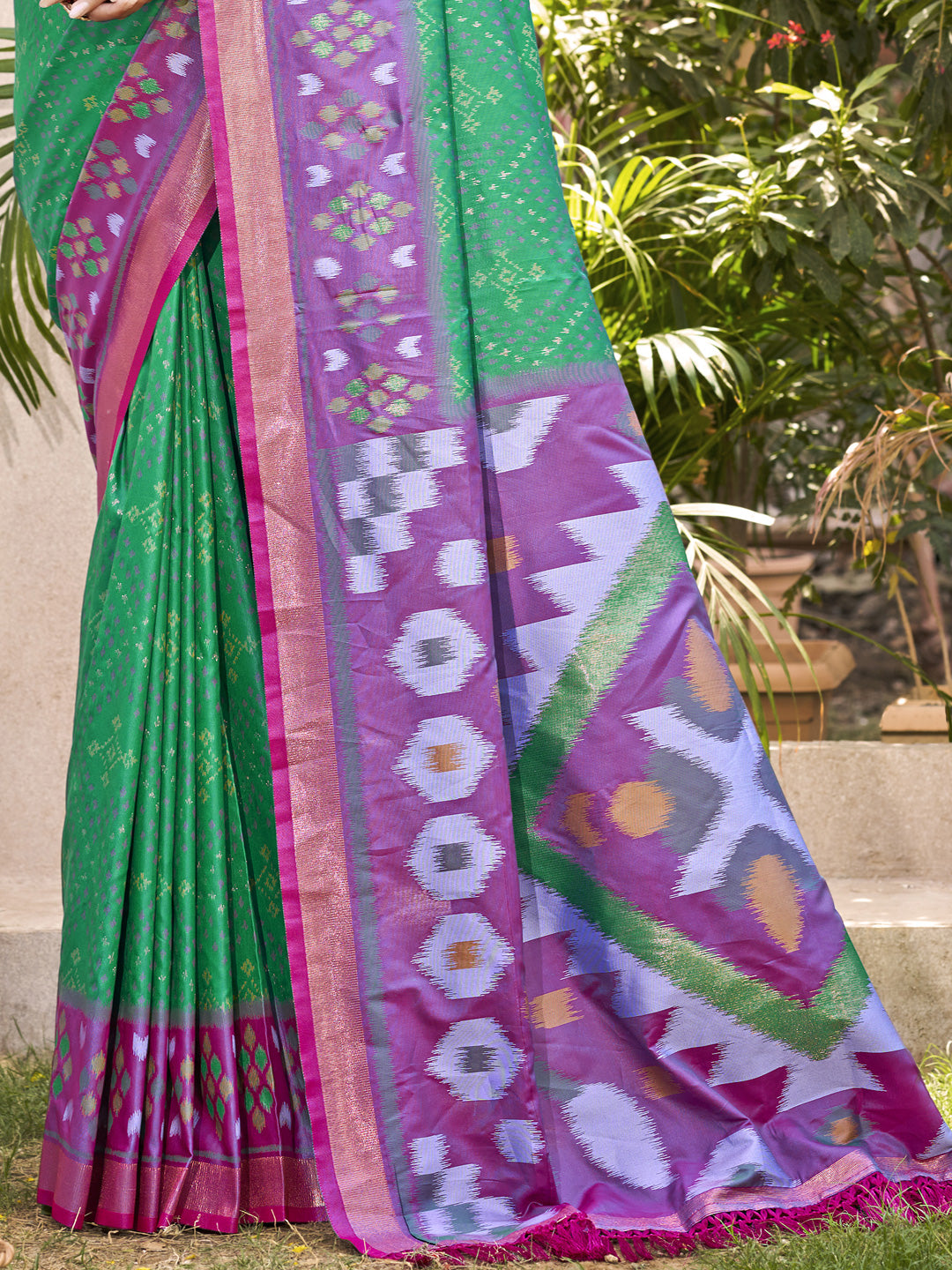 Sutriti Rama Green Pochampalli Soft Silk Saree with Traditional Ikat Woven Pallu – Perfect for Festive Celebrations & Wedding Occasions