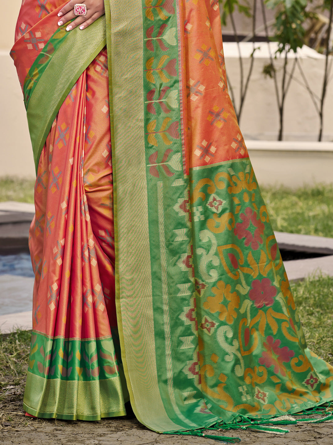 Sutriti Exquisite Orange & Green Pochampalli Soft Silk Saree with Grand Ikat Woven Pallu – Perfect for Weddings, Festivals & Traditional Celebrations