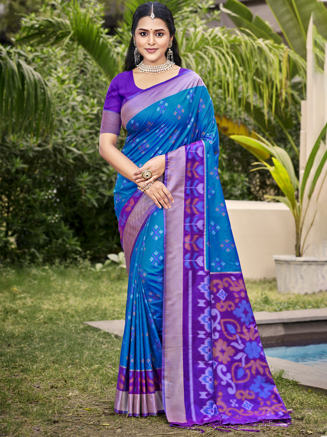 Sutriti Exquisite Blue & Violet Pochampalli Soft Silk Saree with Grand Ikat Woven Pallu – Perfect for Weddings, Festivals & Traditional Celebrations