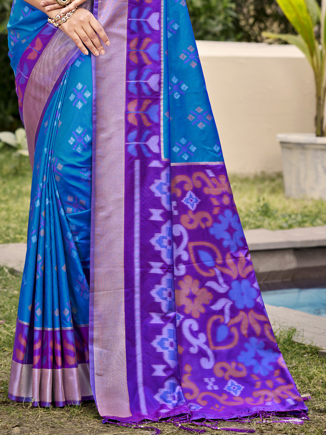 Sutriti Exquisite Blue & Violet Pochampalli Soft Silk Saree with Grand Ikat Woven Pallu – Perfect for Weddings, Festivals & Traditional Celebrations
