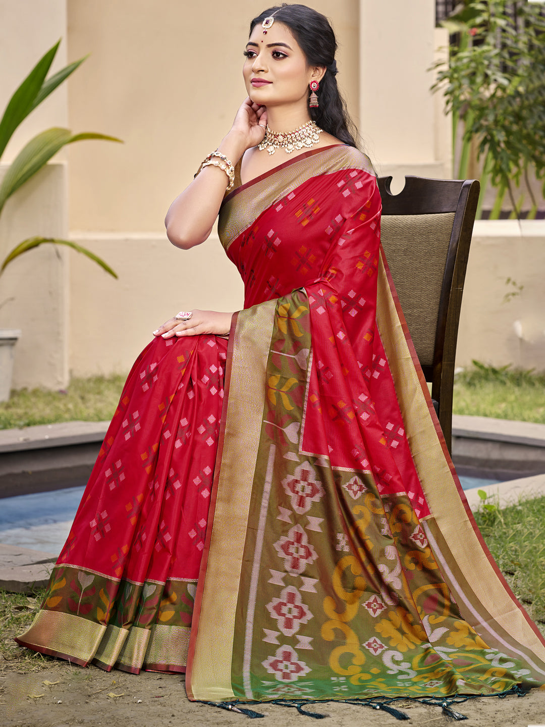 Sutriti Exquisite Red & Mhendi Green Pochampalli Soft Silk Saree with Grand Ikat Woven Pallu – Perfect for Weddings, Festivals & Traditional Celebrations