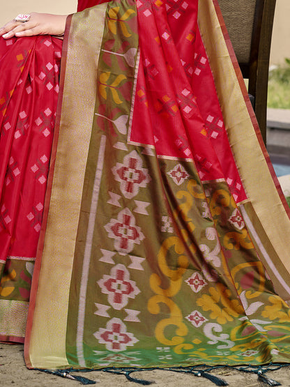 Sutriti Exquisite Red & Mhendi Green Pochampalli Soft Silk Saree with Grand Ikat Woven Pallu – Perfect for Weddings, Festivals & Traditional Celebrations