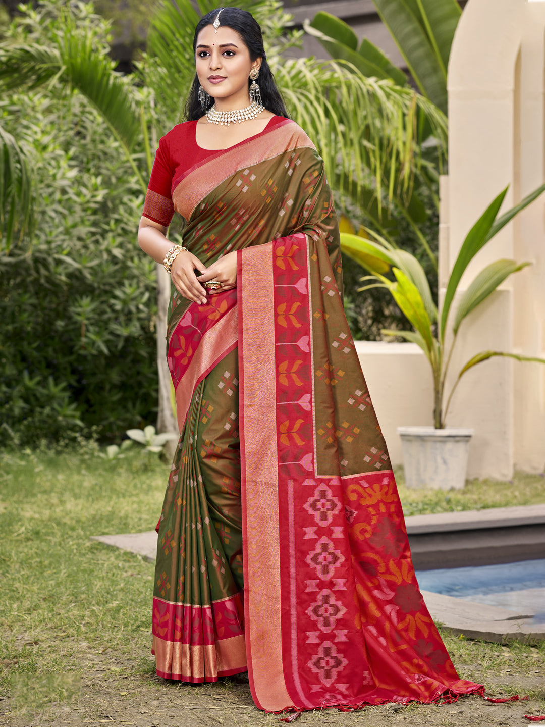 Sutriti Exquisite Brown & Red Pochampalli Soft Silk Saree with Grand Ikat Woven Pallu – Perfect for Weddings, Festivals & Traditional Celebrations