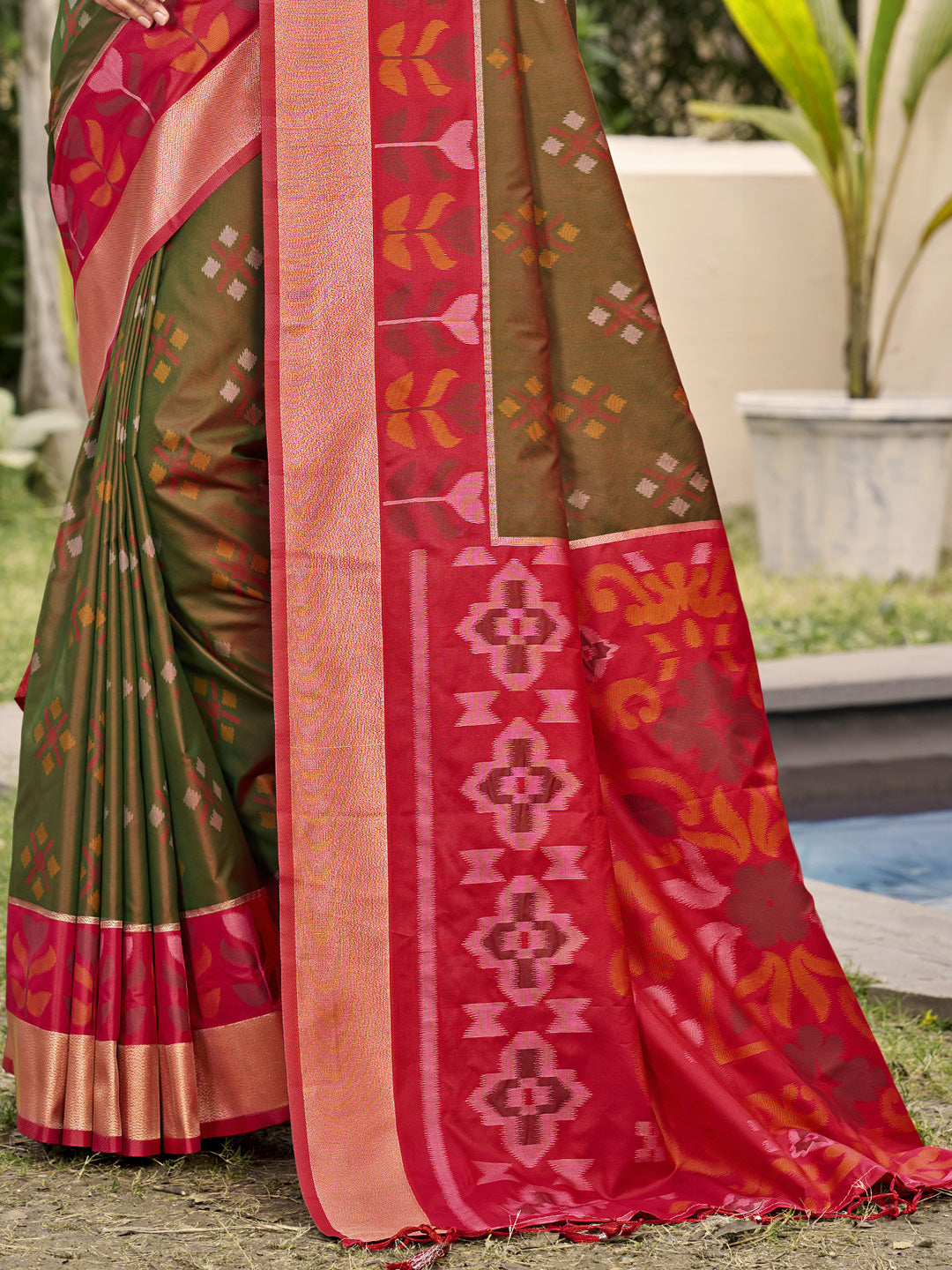 Sutriti Exquisite Brown & Red Pochampalli Soft Silk Saree with Grand Ikat Woven Pallu – Perfect for Weddings, Festivals & Traditional Celebrations