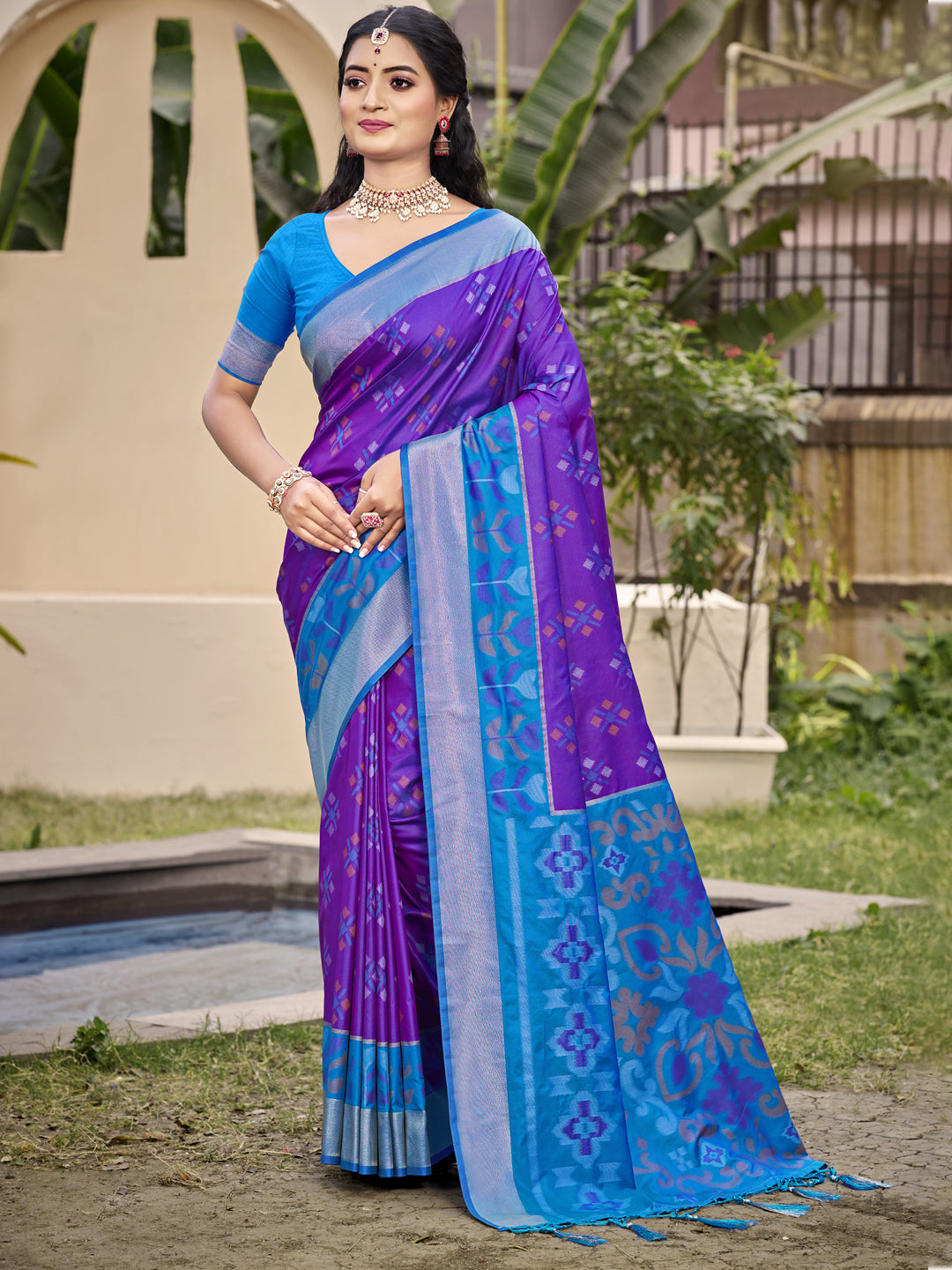 Sutriti Exquisite Violet & Sky Blue Pochampalli Soft Silk Saree with Grand Ikat Woven Pallu – Perfect for Weddings, Festivals & Traditional Celebrations