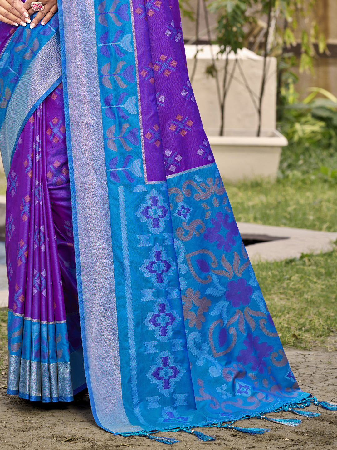 Sutriti Exquisite Violet & Sky Blue Pochampalli Soft Silk Saree with Grand Ikat Woven Pallu – Perfect for Weddings, Festivals & Traditional Celebrations