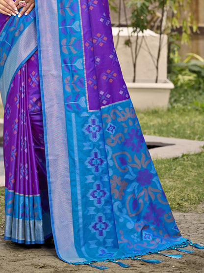 Sutriti Exquisite Violet & Sky Blue Pochampalli Soft Silk Saree with Grand Ikat Woven Pallu – Perfect for Weddings, Festivals & Traditional Celebrations