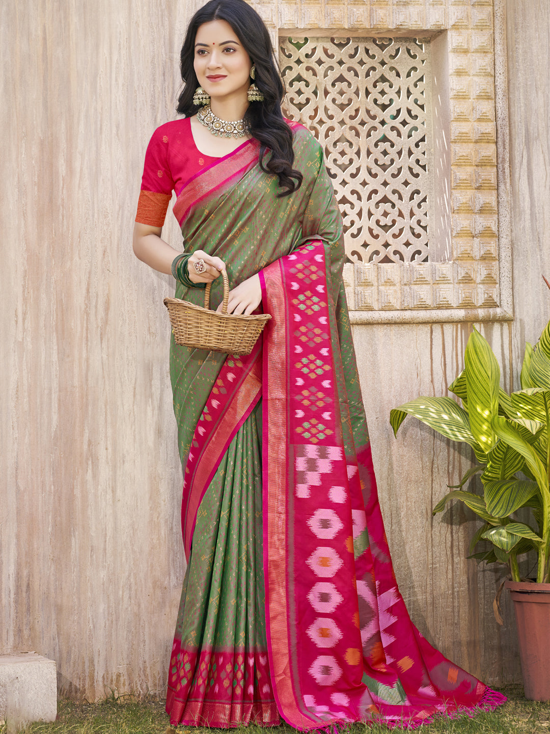 Sutriti Mhendi Green & Red Pochampalli Soft Silk Saree with Traditional Ikat Woven Pallu – Perfect for Festive Celebrations & Wedding Occasions