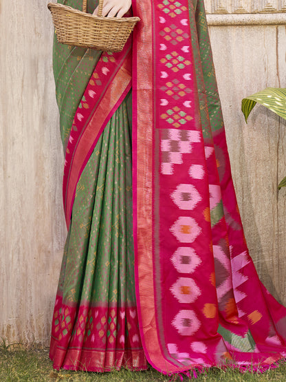 Sutriti Mhendi Green & Red Pochampalli Soft Silk Saree with Traditional Ikat Woven Pallu – Perfect for Festive Celebrations & Wedding Occasions