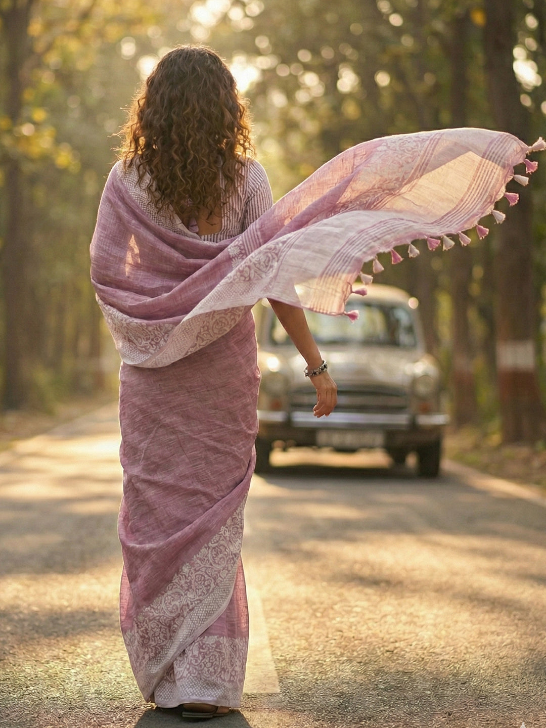 Sutriti Women Mauve Purple & Silver-Toned Woven Design Linen Blend Saree
