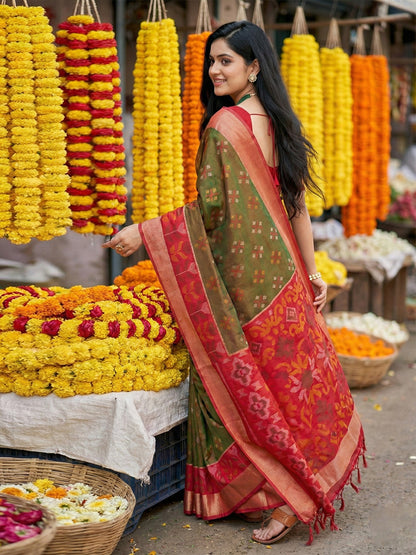 Sutriti Exquisite Brown & Red Pochampalli Soft Silk Saree with Grand Ikat Woven Pallu – Perfect for Weddings, Festivals & Traditional Celebrations
