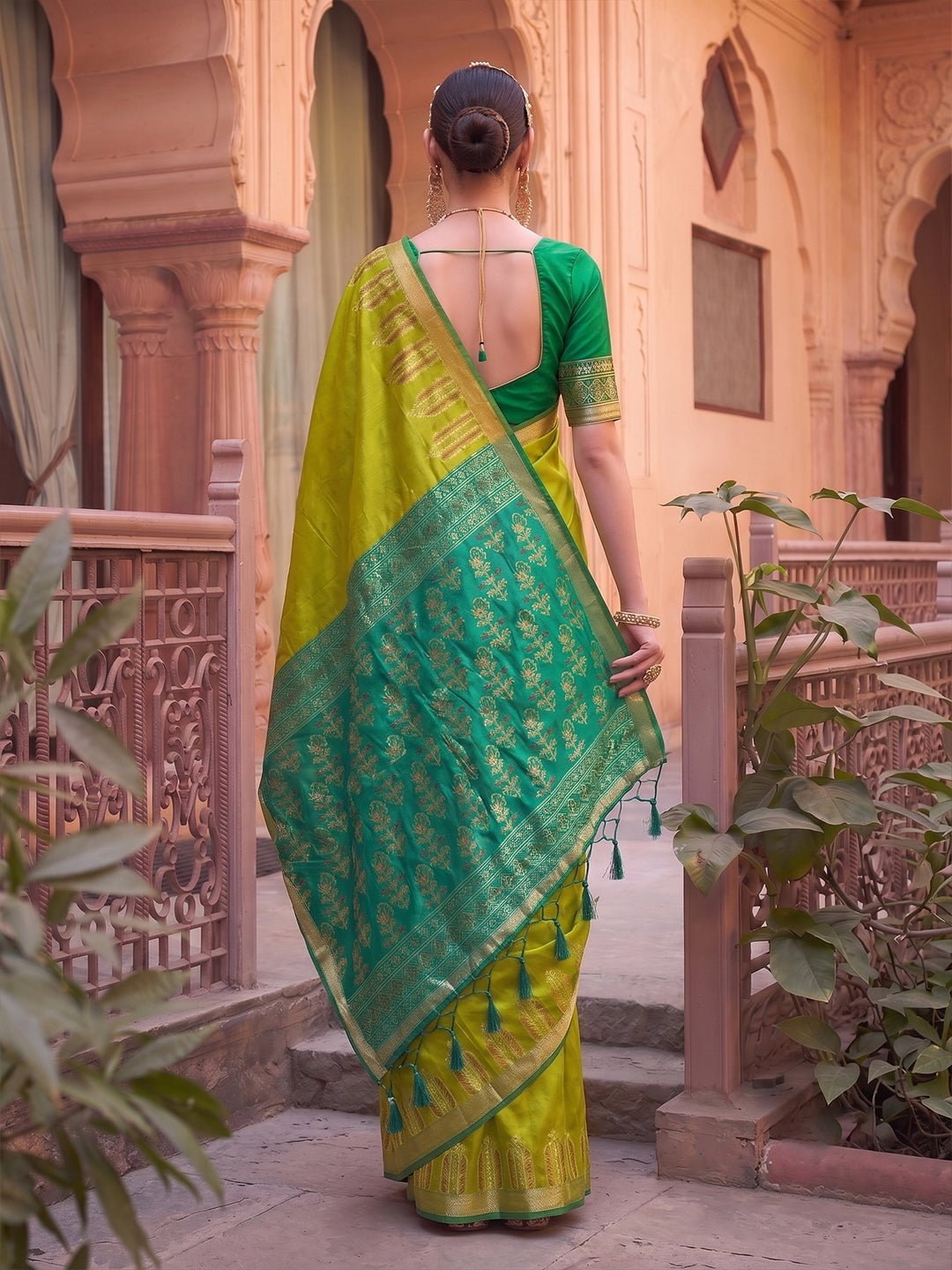 Sutriti Mehendi Green Soft Silk Saree for Women Festive Party Traditional Wedding Saree