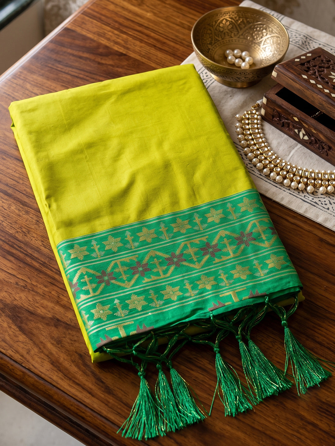 Sutriti Mehendi Green Soft Silk Saree for Women Festive Party Traditional Wedding Saree