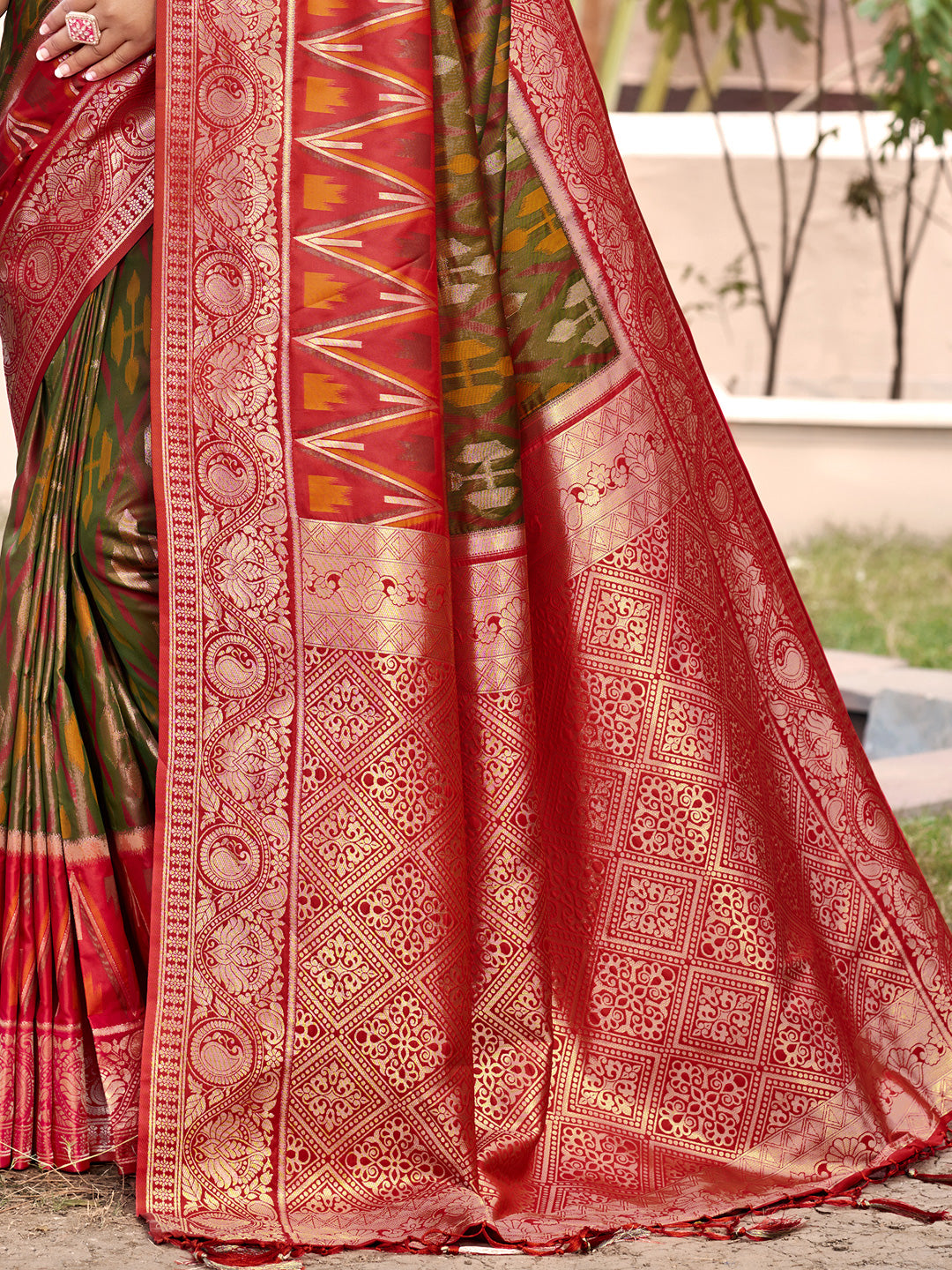 Sutriti Mhendi Green Pochampalli Silk Saree | Elegant Traditional Wedding & Festive Wear Saree