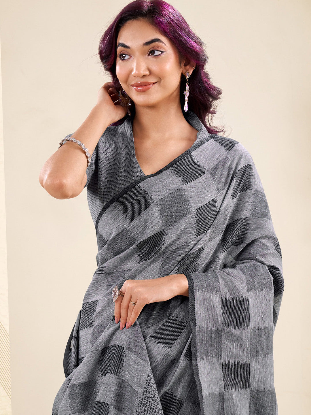 Sutriti Women Grey & Black Checked Linen Saree with Floral Pallu
