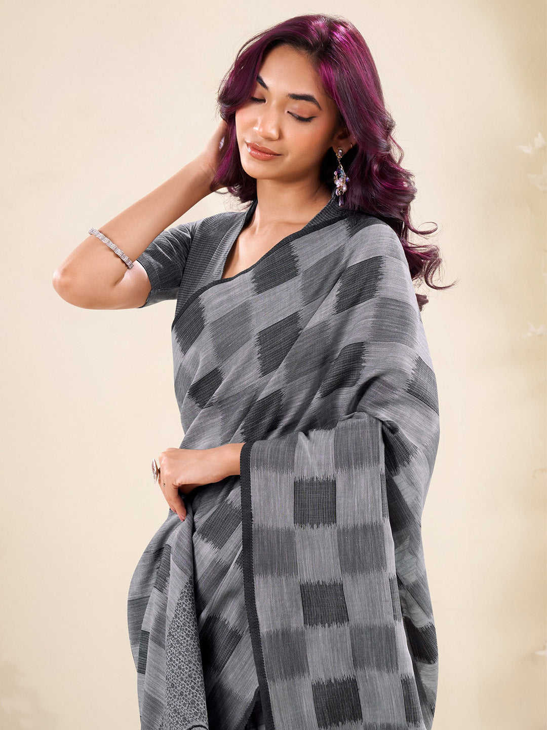 Sutriti Women Grey & Black Checked Linen Saree with Floral Pallu