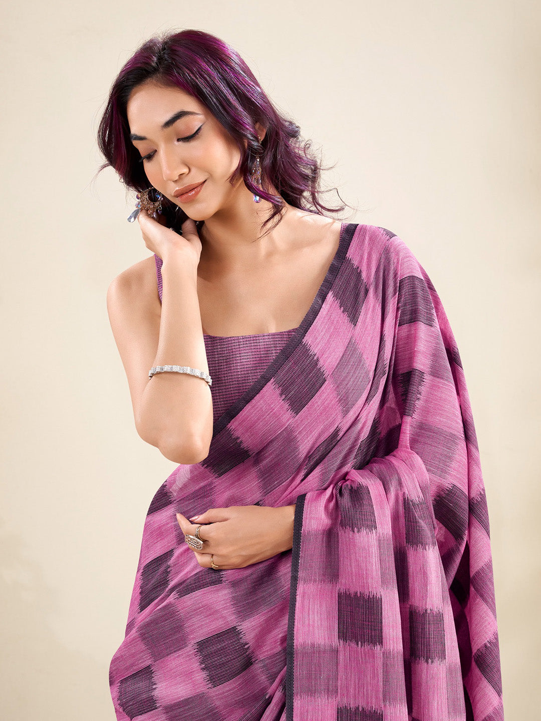 Sutriti Women Pink & Blue Checked Linen Saree with Floral Pallu