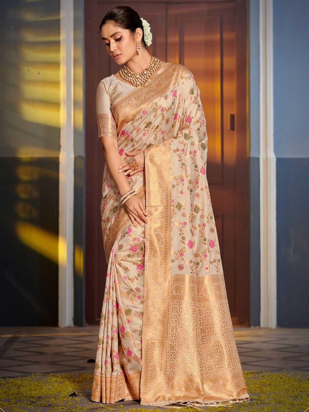 Ivory cream woven floral zari silk blend saree for women with rich zari border and blouse piece